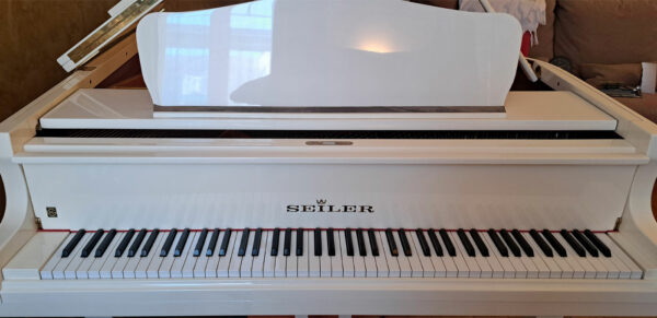 Piano SEILER blanc