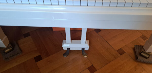 Piano SEILER blanc – Image 3
