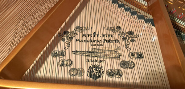 Piano SEILER blanc – Image 5