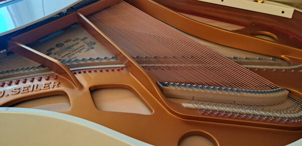 Piano SEILER blanc – Image 6